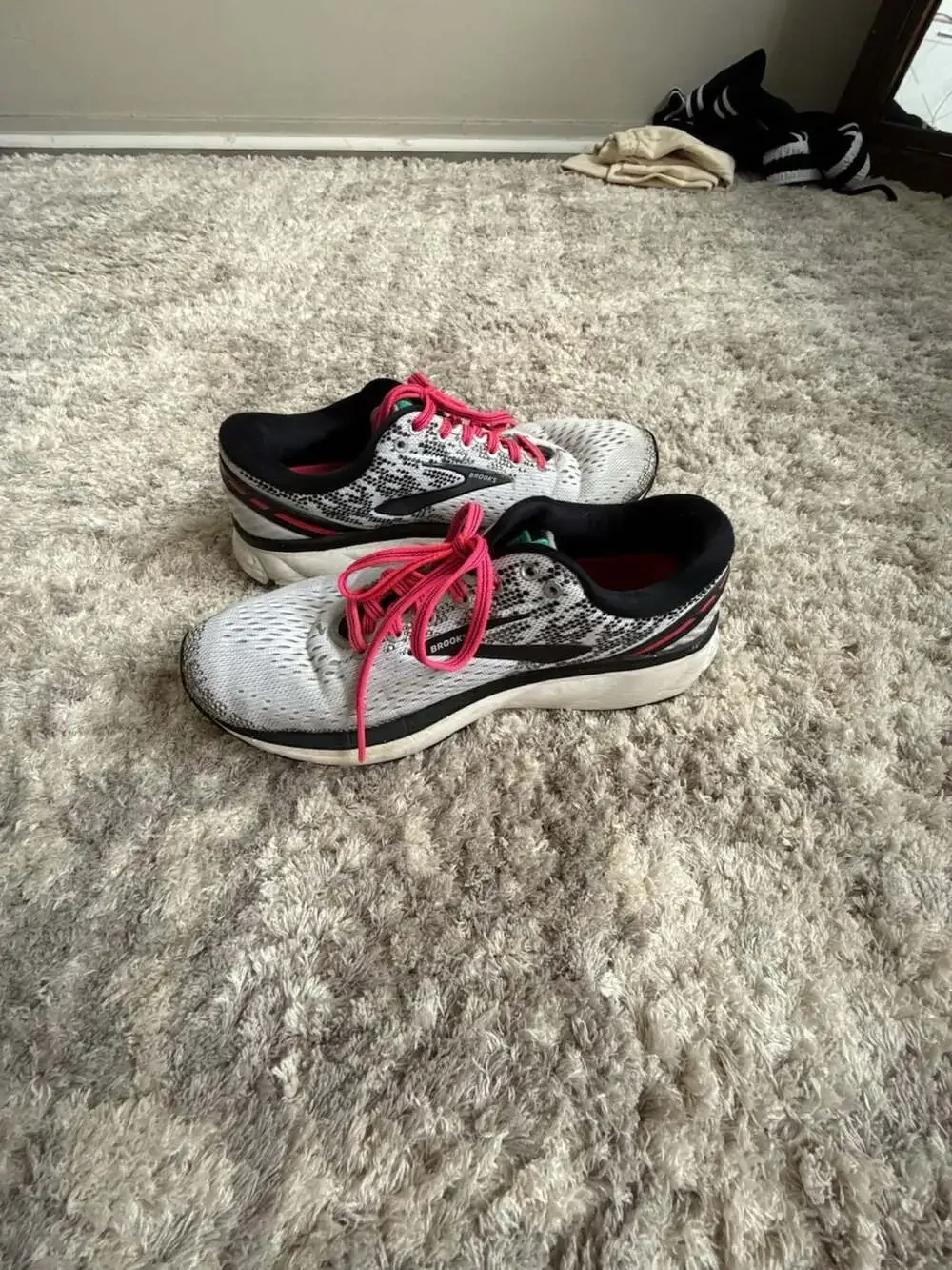 Brooks Ghost 11 Running Shoes White Black Pink Women's size 8